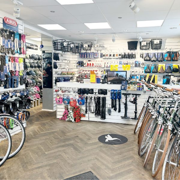 Butikken indefra med cykler og tilbehør