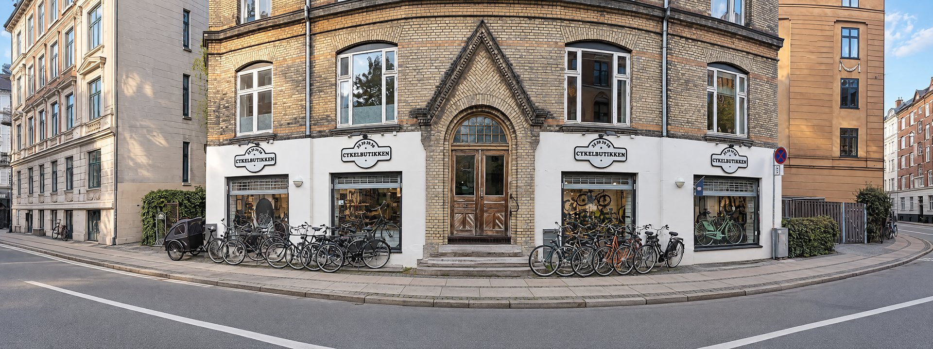 Cykelbutikken på hjørnet af Hostrupsvej 3 med cykler parkeret langs facaden