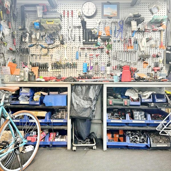 Værktøjsvæggen på værkstedet i Cykelbutikken